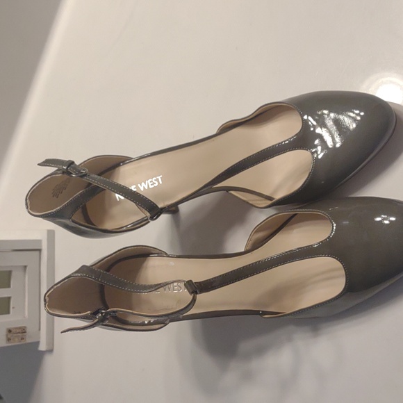 Nine West Halinan Gray Patent Leather T Strap Heels Sz 9.5 Ankle Strap - Picture 2 of 7